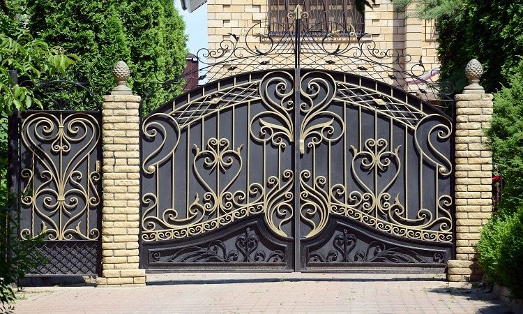 Choose the Best Fence for You: Metal Fence vs Wrought Iron Fence