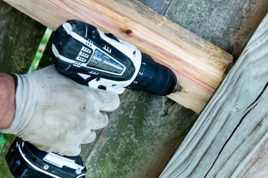 5 Signs That It's Time for a Fence Repair